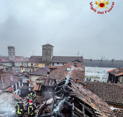 A fuoco il tetto di una casa a Montanaro: evacuato lo stabile, fiamme spente e zona bonificata