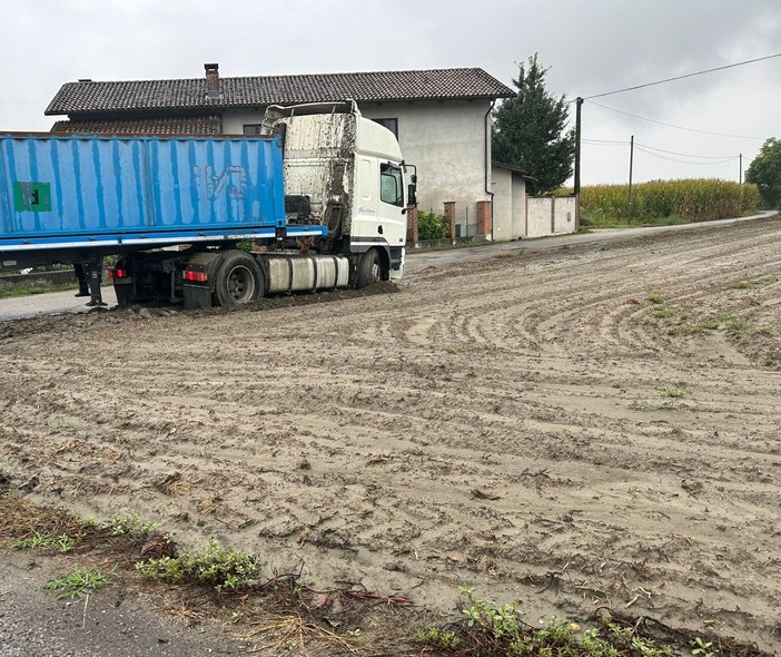 Camion finisce fuori strada nelle campagne di Vigone