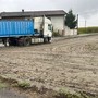 Camion finisce fuori strada nelle campagne di Vigone