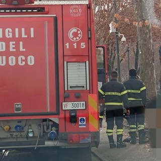 Abusivi accendono un falò nel giardino, intervengono i pompieri: “Sicurezza a rischio”