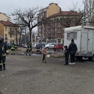 Incendiano masserizie in piazza, il quartiere: “Stop alle occupazioni dei camper”