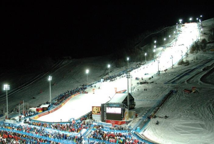 Universiadi 2025: a Sestriere lo spettacolo delle gare di sci alpinismo in notturna