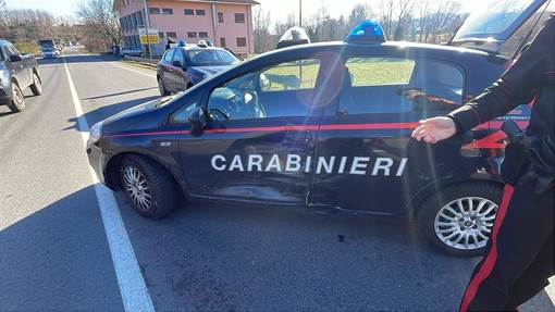 L’auto dei carabinieri urtata nella fiancata