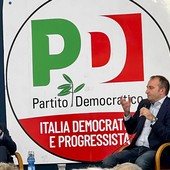 Il sindaco Stefano Lo Russo davanti a bandiera Pd