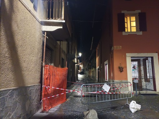 La strada chiusa per il crollo di un pezzo di un balcone