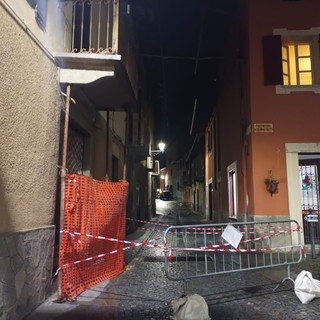 La strada chiusa per il crollo di un pezzo di un balcone