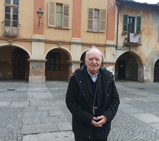 Il vescovo emerito di Pinerolo, Pier Giorgio Debernardi, nel suo nuovo paese di residenza, Luserna San Giovanni