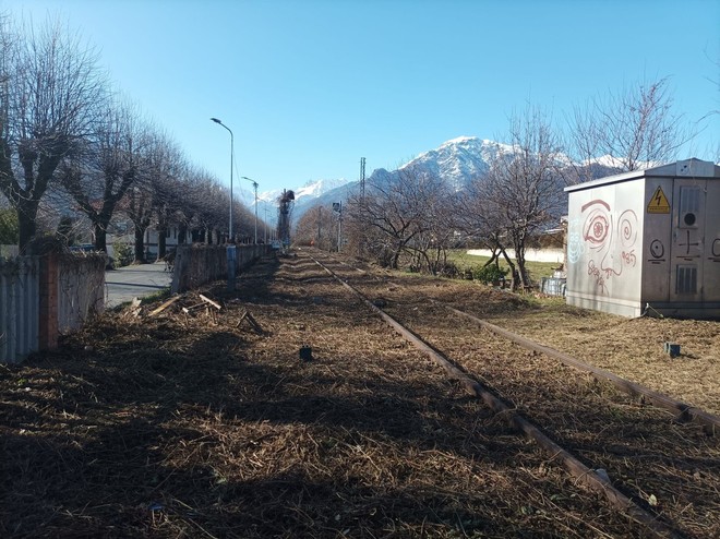 I binari ripuliti dalle erbacce a Luserna San Giovanni