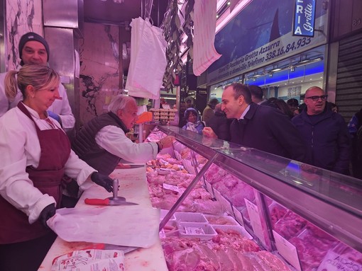 Lo Russo al mercato di Porta Palazzo, gli ambulanti: &quot;Ci sono troppi abusivi&quot; [VIDEO]