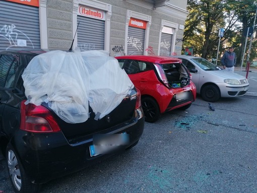 Troppi raid vandalici contro le auto in sosta: “Nessuno parcheggia più lungo la Dora”