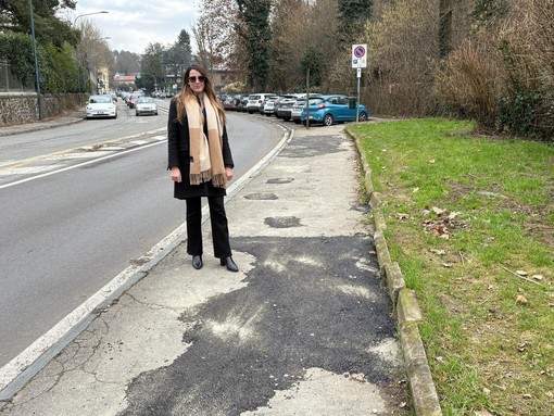 La consigliera Pratis in viale Thovez