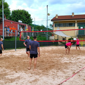 persone che giocano a beach volley