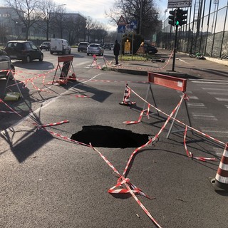 Si apre una maxi voragine a Torino: strada chiusa e disagi