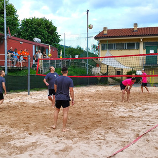 persone che giocano a beach volley