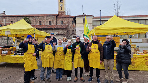 persone vestite di giallo in gruppo davanti a un gazebo