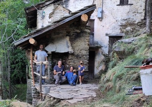 Daniele Salengo, Valdo Poet, Erica Zuccalli con i figli davanti al forno restaurato