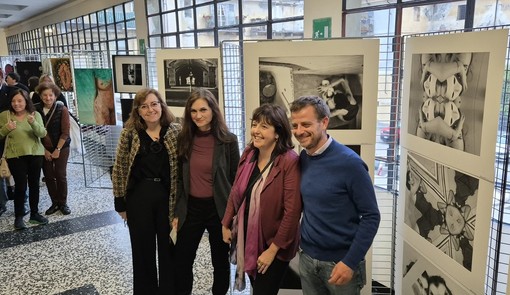 L’inaugurazione della mostra con, da sinistra, Monica Canalis, Rosalba Castelli, Silvia Lorenzino e Luca Salvai