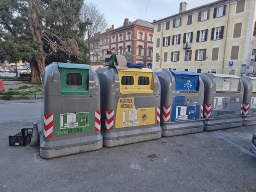 Rifiuti e abbandoni in piazza Marconi