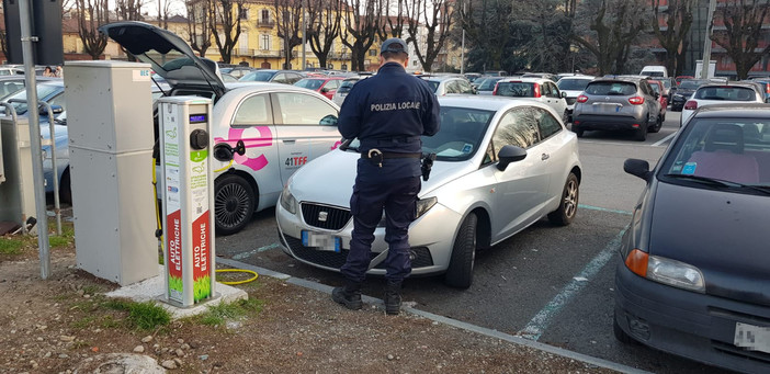 L’intervento dei vigili in piazza Terzo Alpini