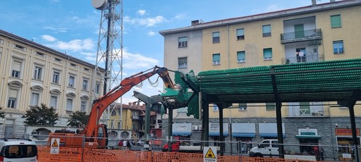 Nuova piazza Roma di Pinerolo: iniziati i lavori di demolizione della tettoia