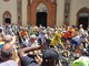 I ciclisti attraversano piazza San Donato a Pinerolo
