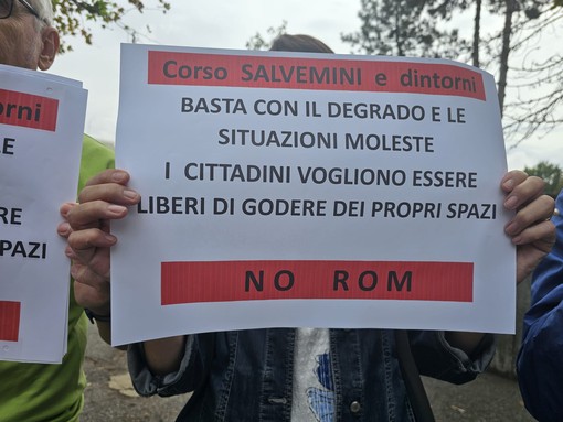 Spazzatura, criminalità e alloggi occupati. &quot;Basta rom in corso Salvemini&quot;: i residenti incontrano il sindaco