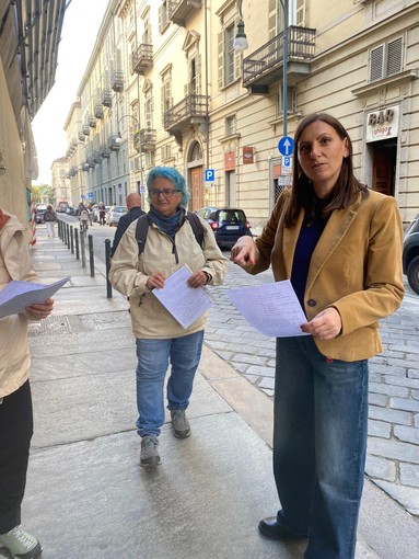 La protesta delle mamme dei detenuti di fronte a Palazzo Lascaris