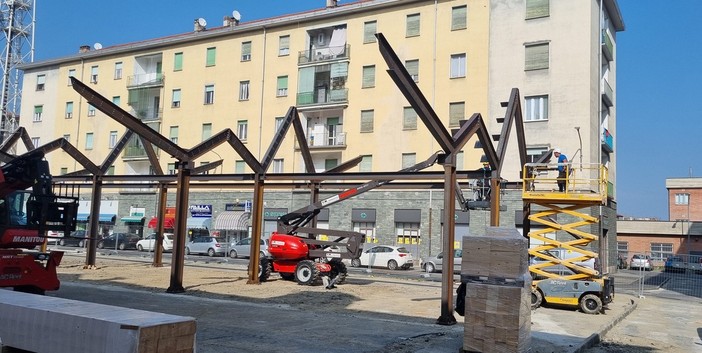 I lavori per la tettoia in piazza Roma