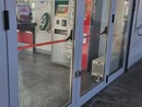 Una delle porte con il maniglione antipatico con il lucchetto chiuso