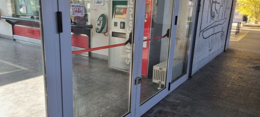 Una delle porte con il maniglione antipatico con il lucchetto chiuso