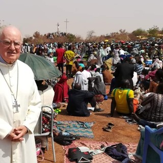 Monsignor Debernardi in Burkina Faso (foto gruppo Fb Acqua nel Sahel)