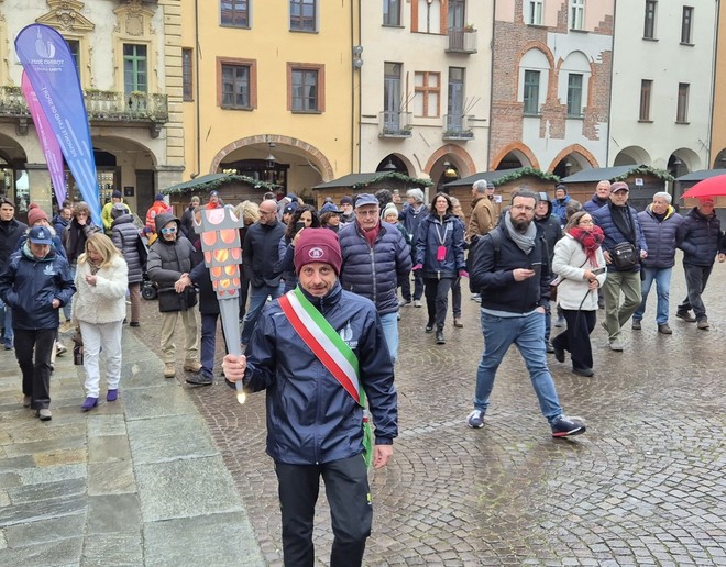 Il sindaco Luca Salvai porta la fiaccola nel primo tratto