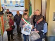 Il sindaco Salvai fa un dono a Demnig