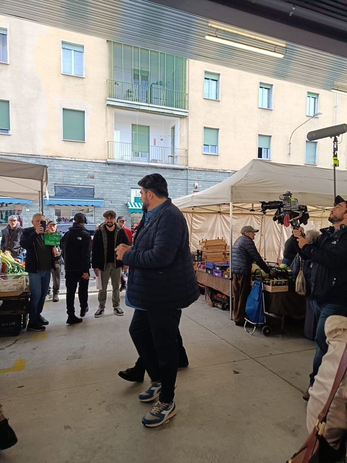 Cannavacciuolo al mercato delle cavagne in piazza Roma a Pinerolo (foto di Cinzia Consolati)