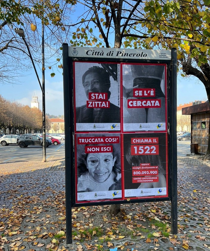 I manifesti contro la violenza di genere in piazza Fontana a Pinerolo