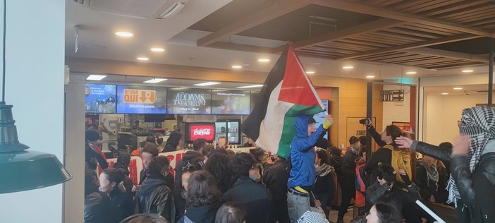 Corteo degli studenti pro Pal: tensioni davanti alla Prefettura, bruciato un manichino con volto di Valditara, preso di mira il Burger King [FOTO E VIDEO]