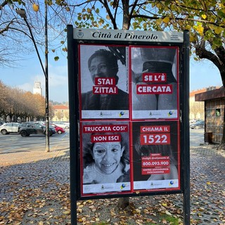 I manifesti contro la violenza di genere in piazza Fontana a Pinerolo