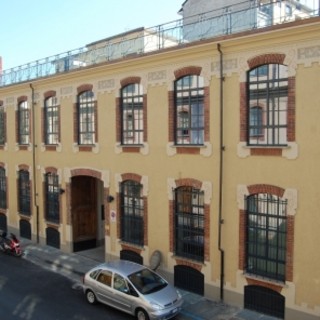 edificio giallo visto da fuori