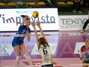 Ungureanu, mvp del match con Vallefoglia, contro il muro di Cecconello (foto Lega Volley)