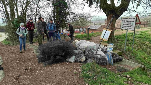 A Lago di Arignano, una giornata di plogging lento: passeggiare raccogliendo i rifiuti