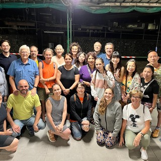 Il gruppo che lavoro alla festa multiculturale di Pomaretto