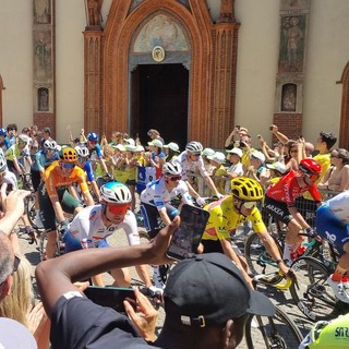 I ciclisti attraversano piazza San Donato a Pinerolo