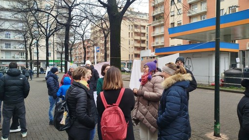 La protesta per la riapertura del distributore di benzina