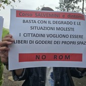 Spazzatura, criminalità e alloggi occupati. &quot;Basta rom in corso Salvemini&quot;: i residenti incontrano il sindaco