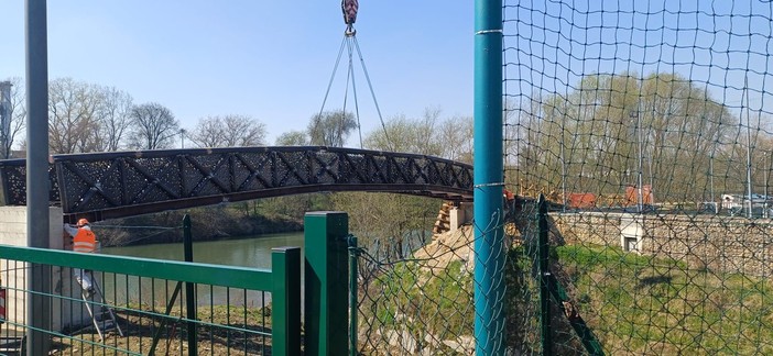 Il montaggio della passerella sul Rio Sappone