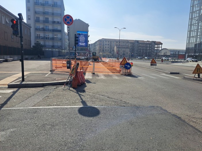 Dopo 7 anni si completa la pista ciclabile di via Nizza, ma spariscono altri 20 posti auto