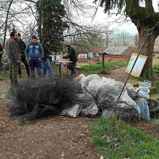 A Lago di Arignano, una giornata di plogging lento: passeggiare raccogliendo i rifiuti