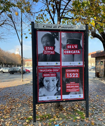 I manifesti contro la violenza di genere in piazza Fontana a Pinerolo