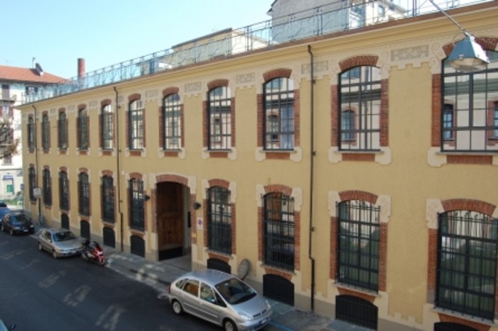 edificio giallo visto da fuori