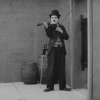 Tedacà rende omaggio a Charlie Chaplin con cinema, performance e musica dal vivo